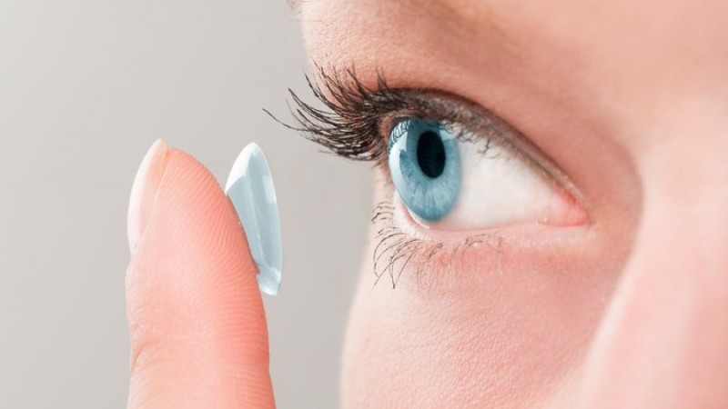 Cara Memasang Softlens yang Benar Cara Memasang Softlens yang Benar